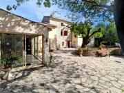Propriété avec 2 maisons sur un grand terrain et piscine