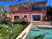 Propriété avec beaux volumes, piscine et très belles...