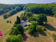 Propriété avec gîte, dépendances, piscine et terrain de 23 h