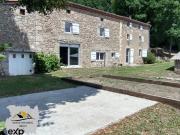 Propriété avec Grand Terrain et Dépendances