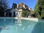 Propriété avec piscine et dépendances
