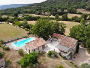 Propriété avec piscine et jardin