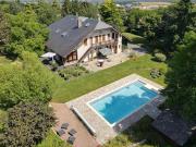 Propriété avec piscine et jardin