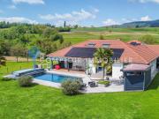 Propriété avec piscine et jardin