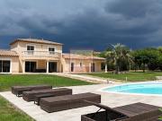 Propriété avec piscine et jardin