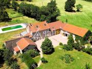 Propriété avec piscine et jardin