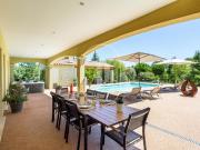 Propriété avec salle de cinéma et piscine à vendre...