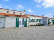 Propriété bien entretenue aux beaux volumes avec étang