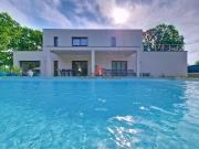 Propriété contemporaine avec piscine 4 suites 193m²...