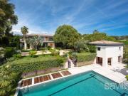 Propriété contemporaine dans un domaine privé