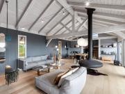 Propriété d'architecte avec piscine offrant une vue...