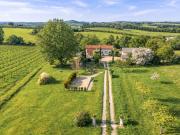 Propriété de campagne avec piscine, dépendances, garage et