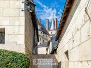 Propriété de caractère avec local commercial et chambres...