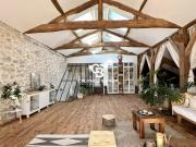 Propriété de caractère avec piscine et dépendances à...