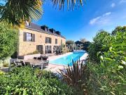 Maison en pierres lumineuse avec grands volumes,...