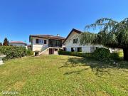 Propriété de deux maisons avec dépendances autour...