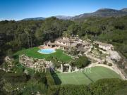 Propriété d'exception en pierres avec vue mer