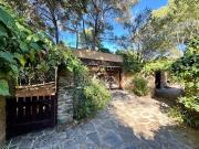 Propriété en bord de mer avec jardin