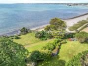 Propriété en bord de mer avec jardin