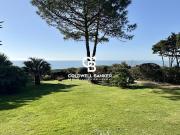 Propriété en bord de mer avec jardin