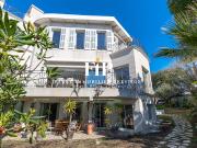 Propriété en bord de mer avec jardin