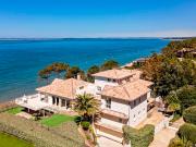 Propriété en bord de mer avec jardin