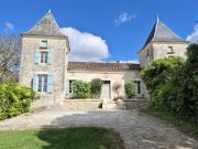 Propriété en pierre avec terrain, dépendance et piscine