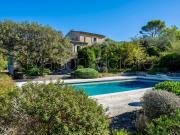 Propriété en pierre privée avec superbes vues à Goult