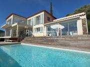 PROPRIÉTÉ ENTIÈREMENT RÉNOVÉE AVEC PISCINE ET VUE MER !