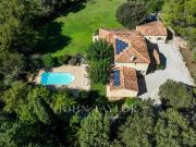Propriété familiale avec piscine, appartement...