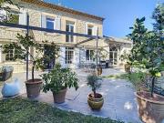 PROPRIETE FAMILIALE DE CARACTERE AVEC PISCINE À PERNES...