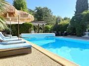 Propriété lumineuse avec 2 maisons, 10 pièces, piscine...