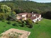 Propriété très privée avec dépendances sur plus de 8ha....