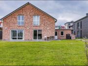 Provisionsfrei! Neuwertiges 8 Zimmer Einfamilienhaus