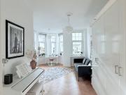 Bezugs und provisionsfrei: 3 Zi Altbau mit Erker & Balkon