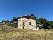 Prox. Le Cheylard, propriété en pierre sur environ 2 ha...