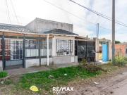 PUNTA ALTA. CASA 2 DORM + 2 DPTOS 1 DORM. PATIO