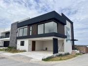 PUNTA TIBURON, Casa en VENTA en esquina frente area...