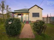 Quaint dual access cottage just metres from town centre