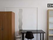 Quarto acolhedor em apartamento com 7 quartos em...