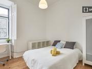 Quarto acolhedor em apartamento de 8 quartos em Arroios,...