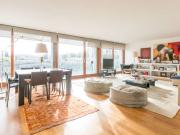 Quarto alegre em apartamento de 4 quartos no Parque das...