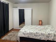Quarto amplo e mobiliado