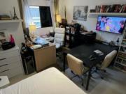 Quarto amplo e muito confortável com excelente home office