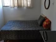 Quarto amplo em casa bem localizada