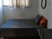 Quarto amplo em casa bem localizada