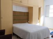 Quarto amplo, iluminado, metrô perto