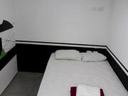 QUARTO COM CAMA DE CASAL COM BANHEIRO COMPARTILHADO