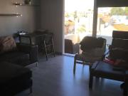 Quarto com cama de casal, com varanda, em apartamento...