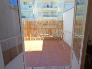 Quarto com cama de casal, com varanda, em apartamento...